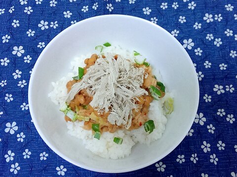 とろろ昆布とキムチ納豆の小丼